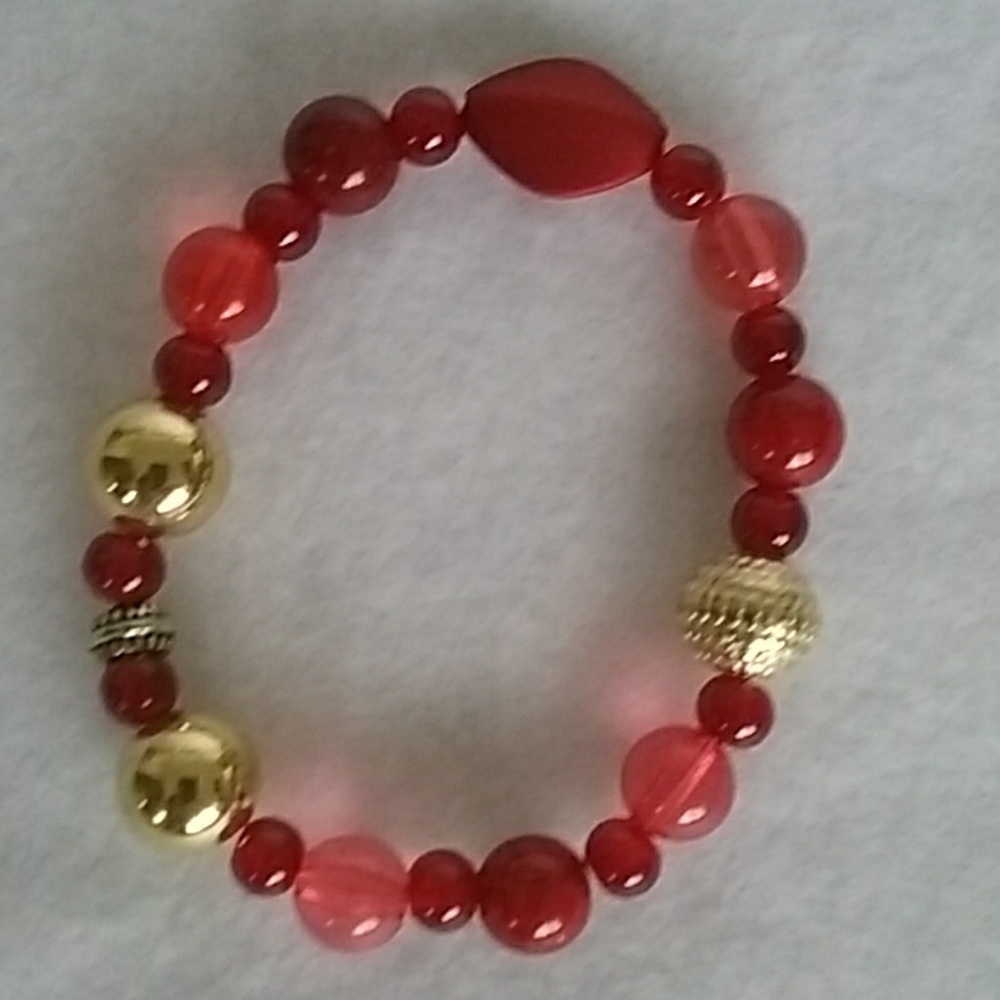 Red and gold beaded stretch bracelet - Picture 3 of 3